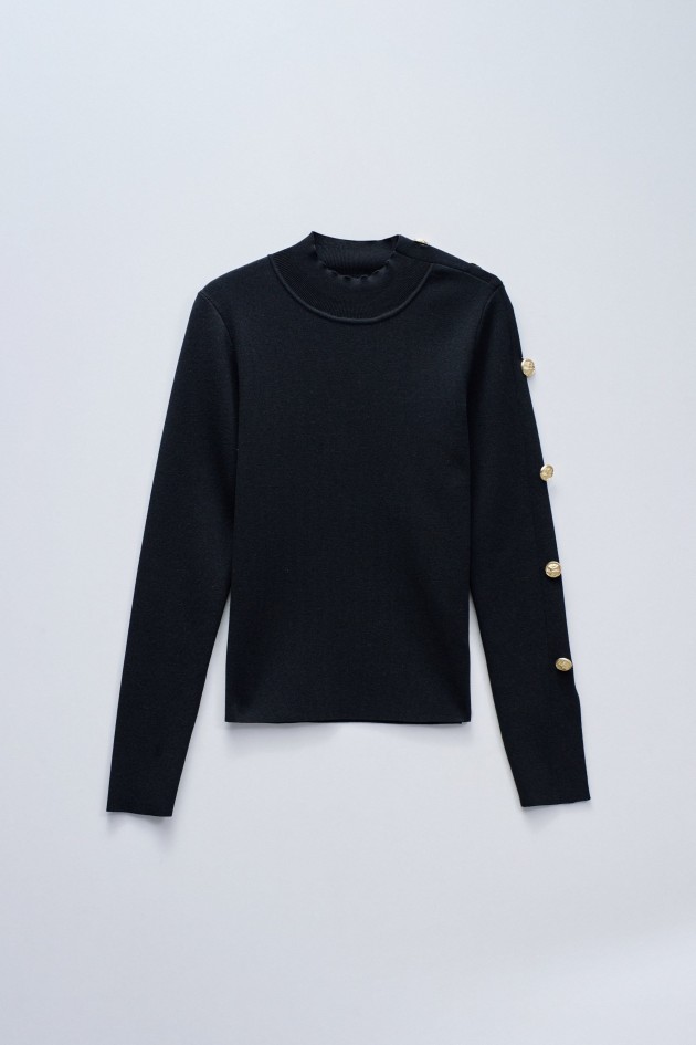 PULL EN MAILLE AVEC BOUTONS DORÉS