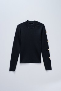 CAMISOLA DE MALHA COM BOTES DOURADOS