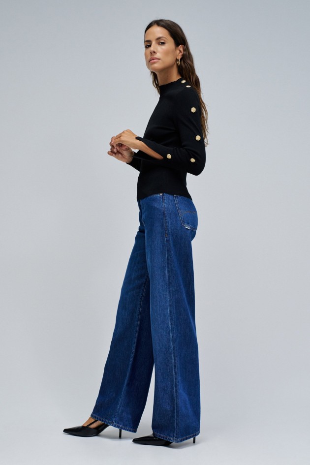 PULL EN MAILLE AVEC BOUTONS DORÉS