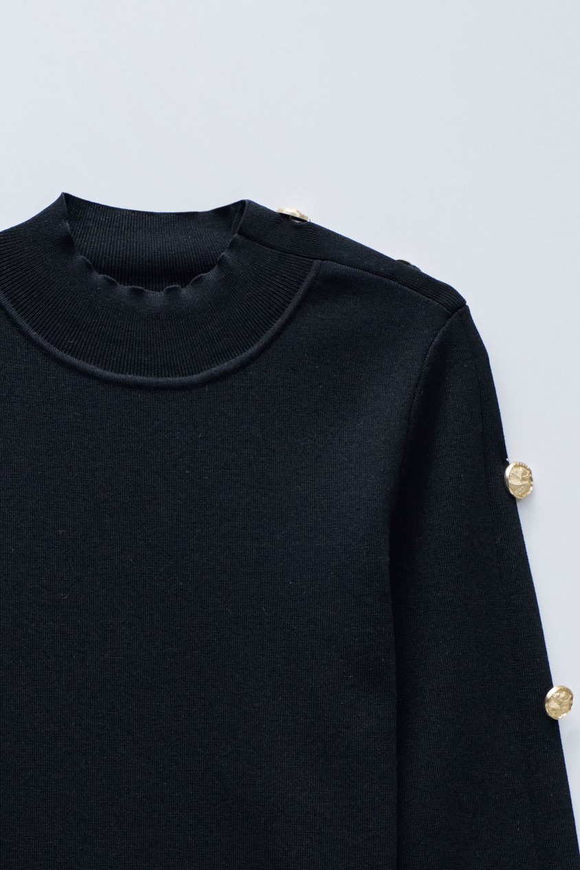 STRICKPULLOVER MIT GOLDENEN KNÖPFEN