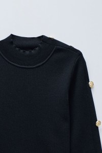 CAMISOLA DE MALHA COM BOTES DOURADOS