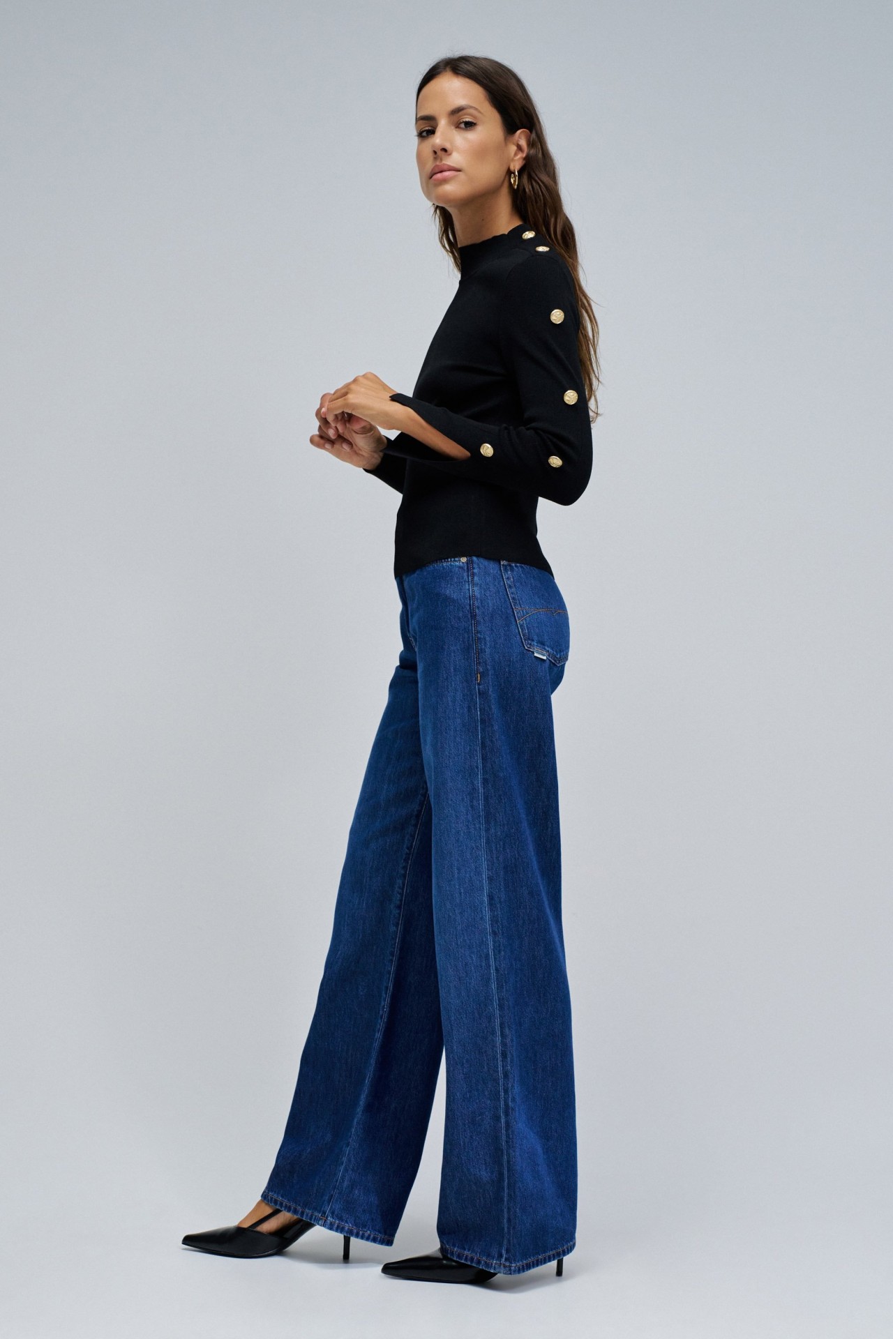 CAMISOLA DE MALHA COM BOTES DOURADOS