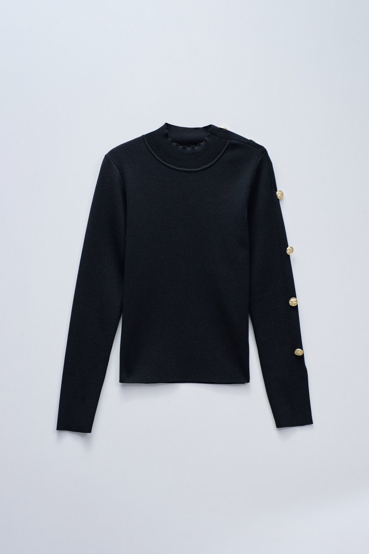 CAMISOLA DE MALHA COM BOTES DOURADOS