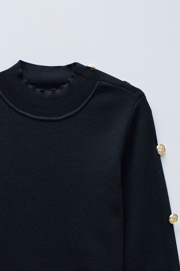 PULL EN MAILLE AVEC BOUTONS DORÉS