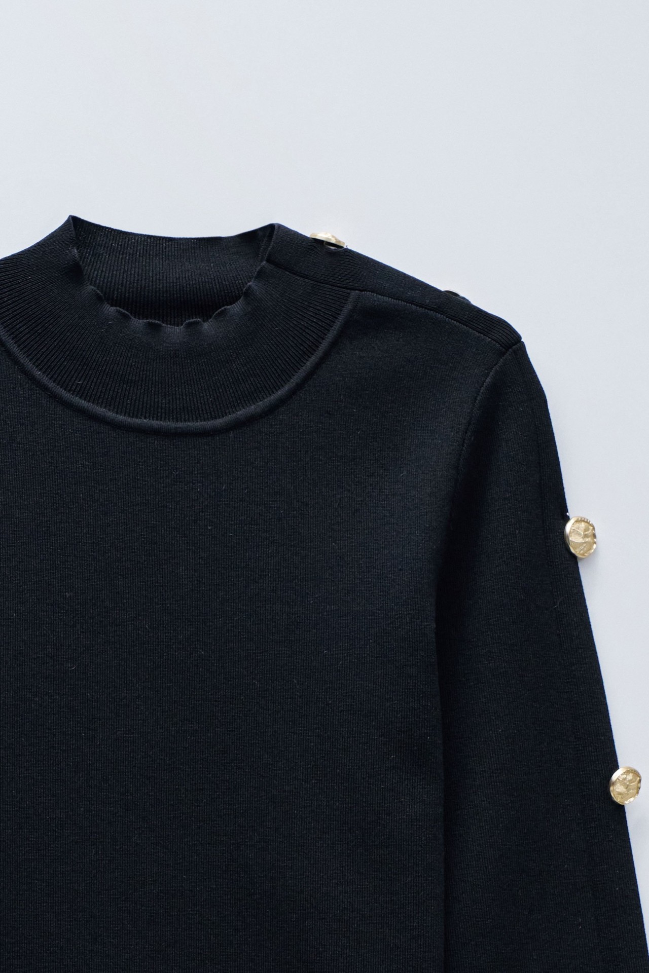 CAMISOLA DE MALHA COM BOTES DOURADOS