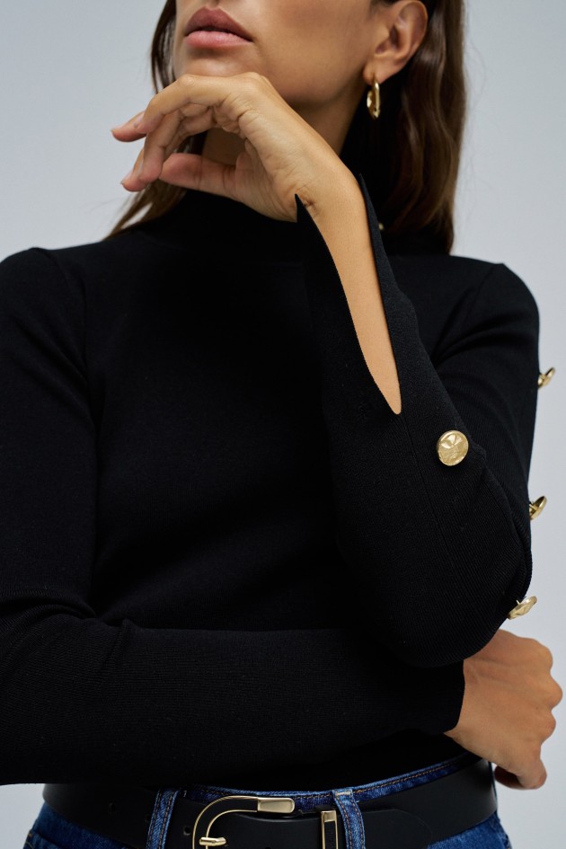 PULL EN MAILLE AVEC BOUTONS DORÉS