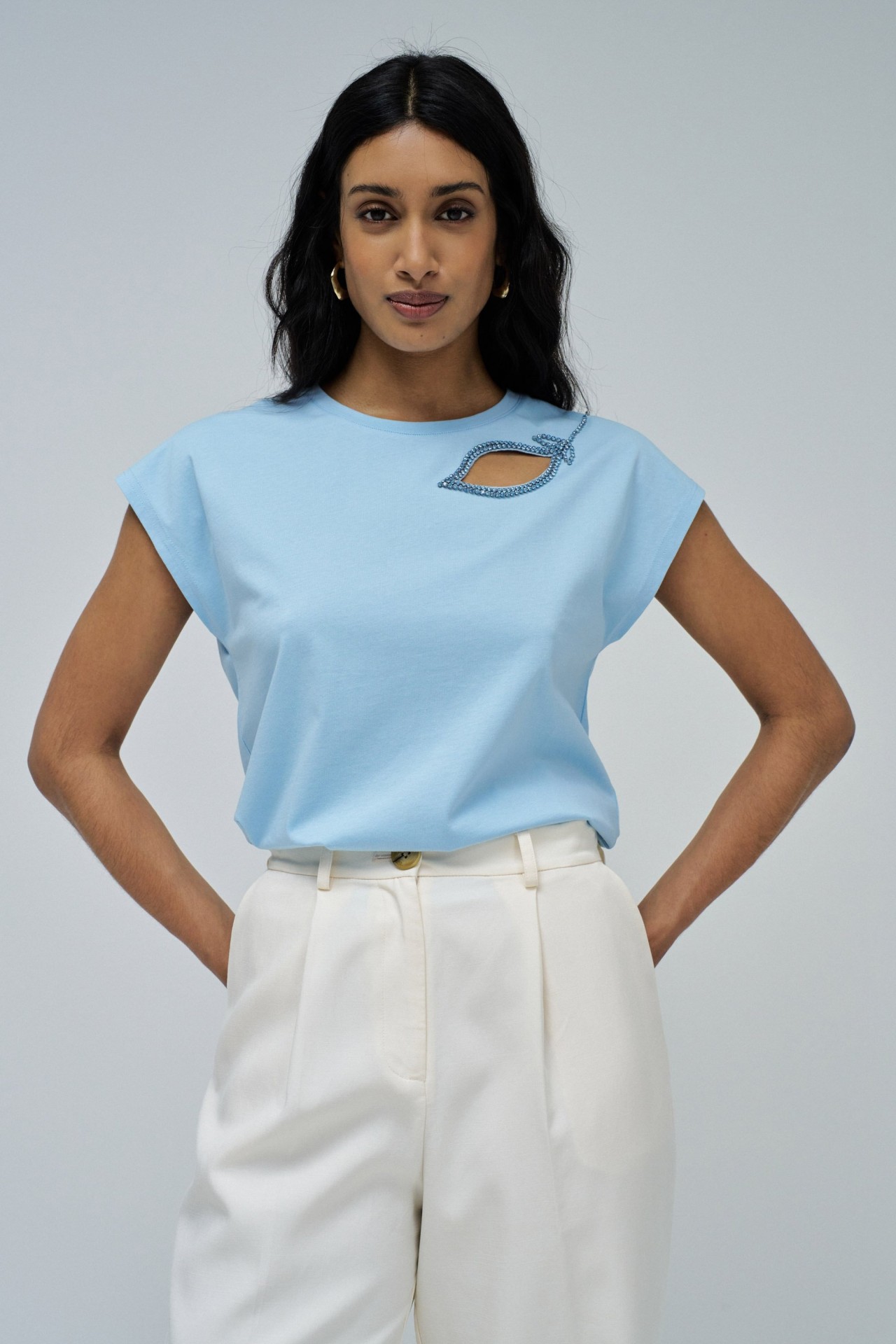 T-SHIRT AVEC DCOUPE SUR LA POITRINE