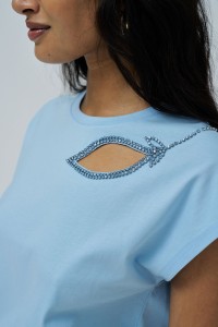 T-SHIRT AVEC DCOUPE SUR LA POITRINE