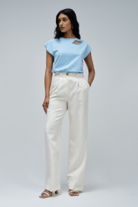 T-SHIRT AVEC DCOUPE SUR LA POITRINE