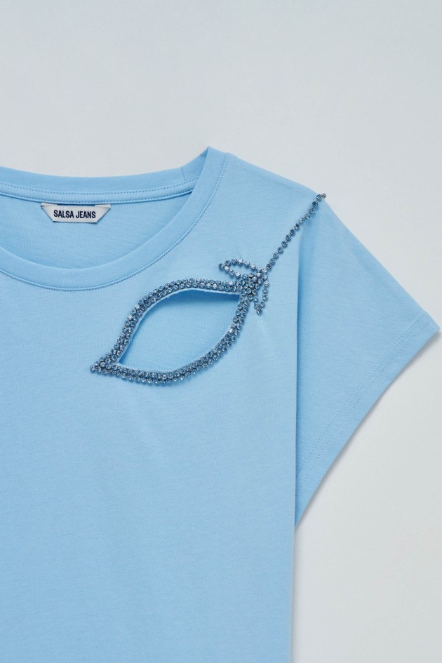 T-SHIRT COM RECORTE NO PEITO