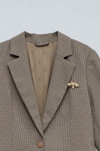 AMERICANA ENTALLADA CON ESTAMPADO DE CUADROS