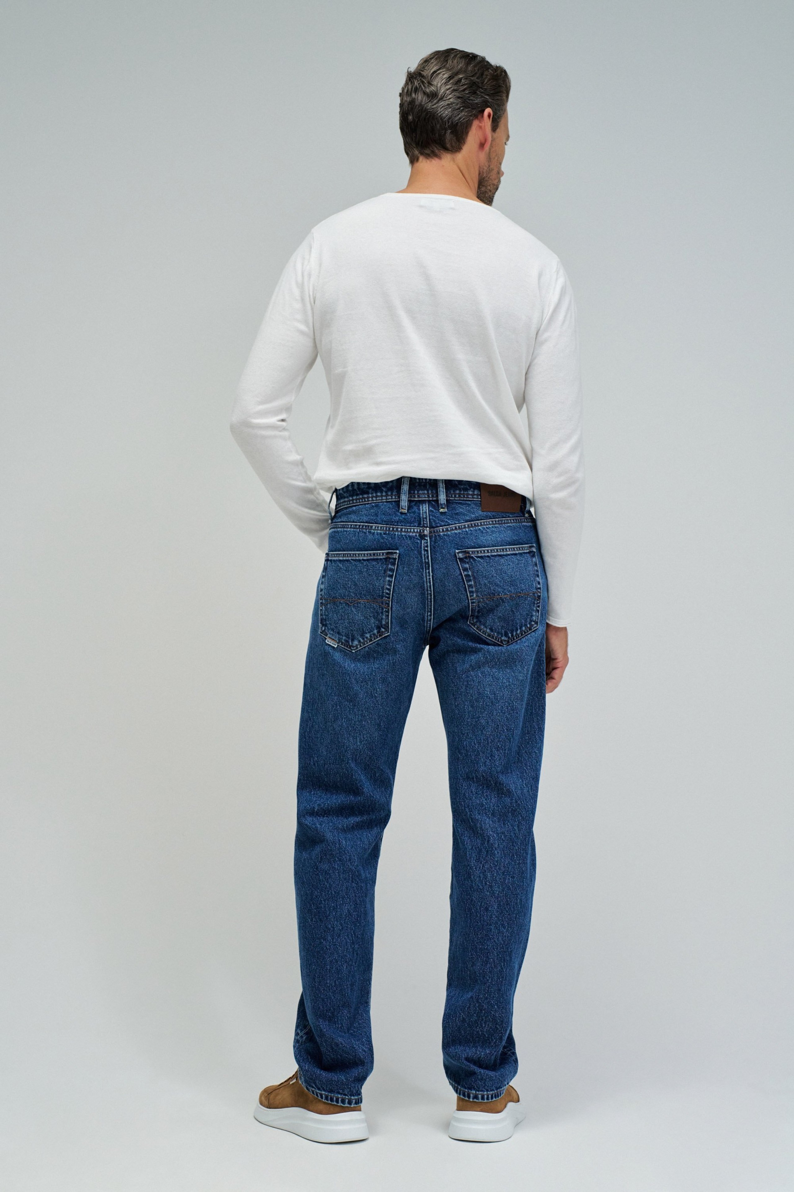 STRAIGHT FIT JEANS