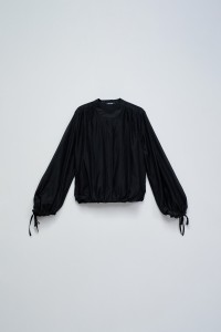 BLUSA CON MANGAS ABULLONADAS