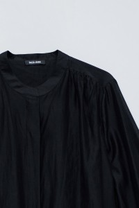 BLUSA CON MANGAS ABULLONADAS