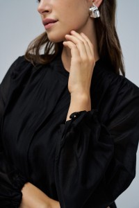 BLUSA CON MANGAS ABULLONADAS