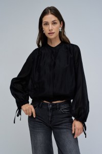 BLUSA CON MANGAS ABULLONADAS