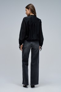 BLUSA CON MANGAS ABULLONADAS