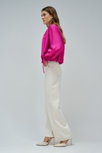 BLUSA CON MANGAS ABULLONADAS