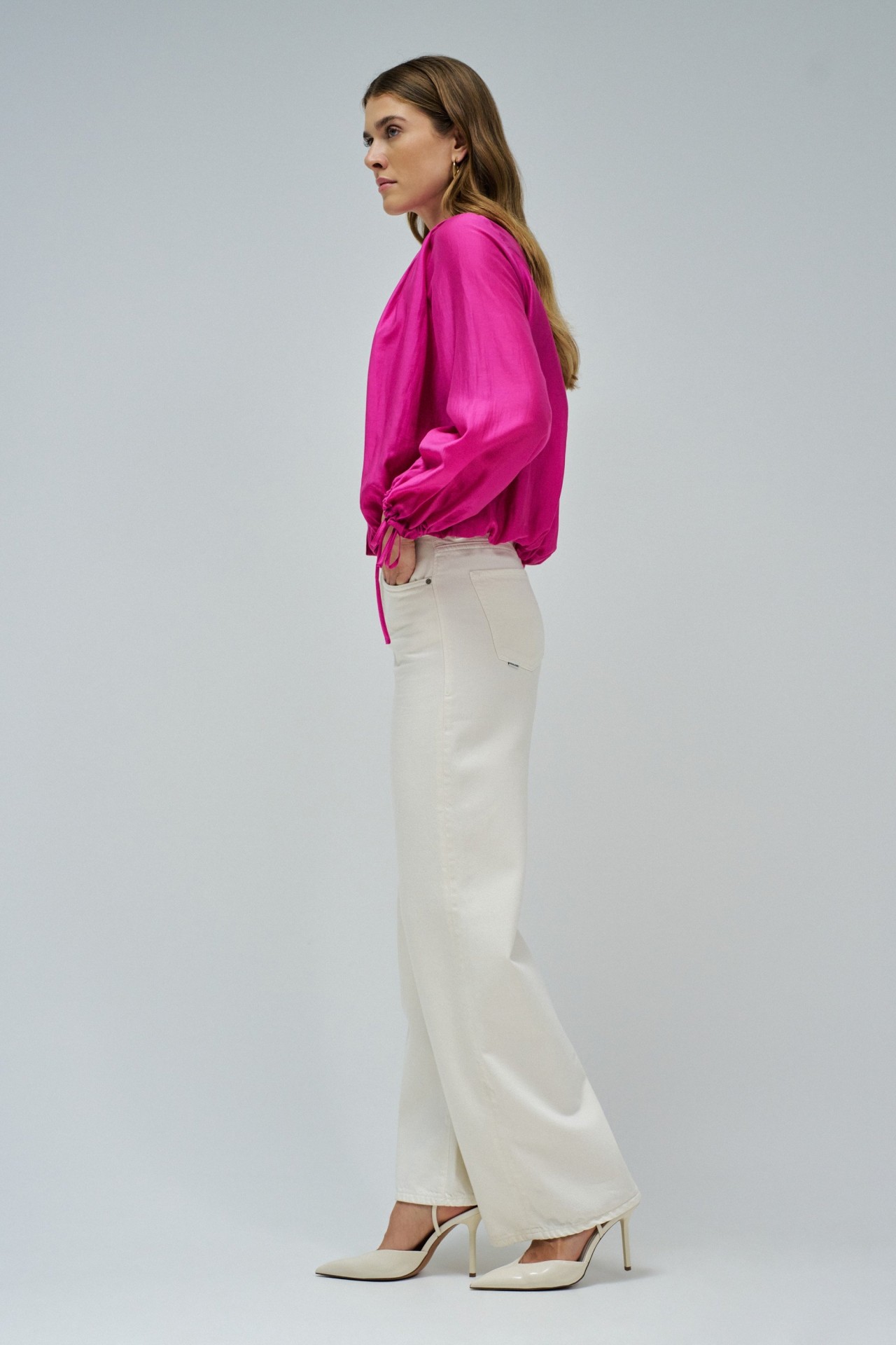 BLUSA CON MANGAS ABULLONADAS