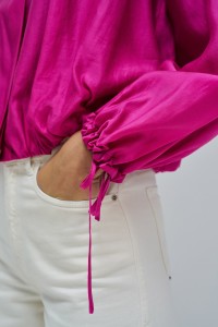 BLUSA CON MANGAS ABULLONADAS