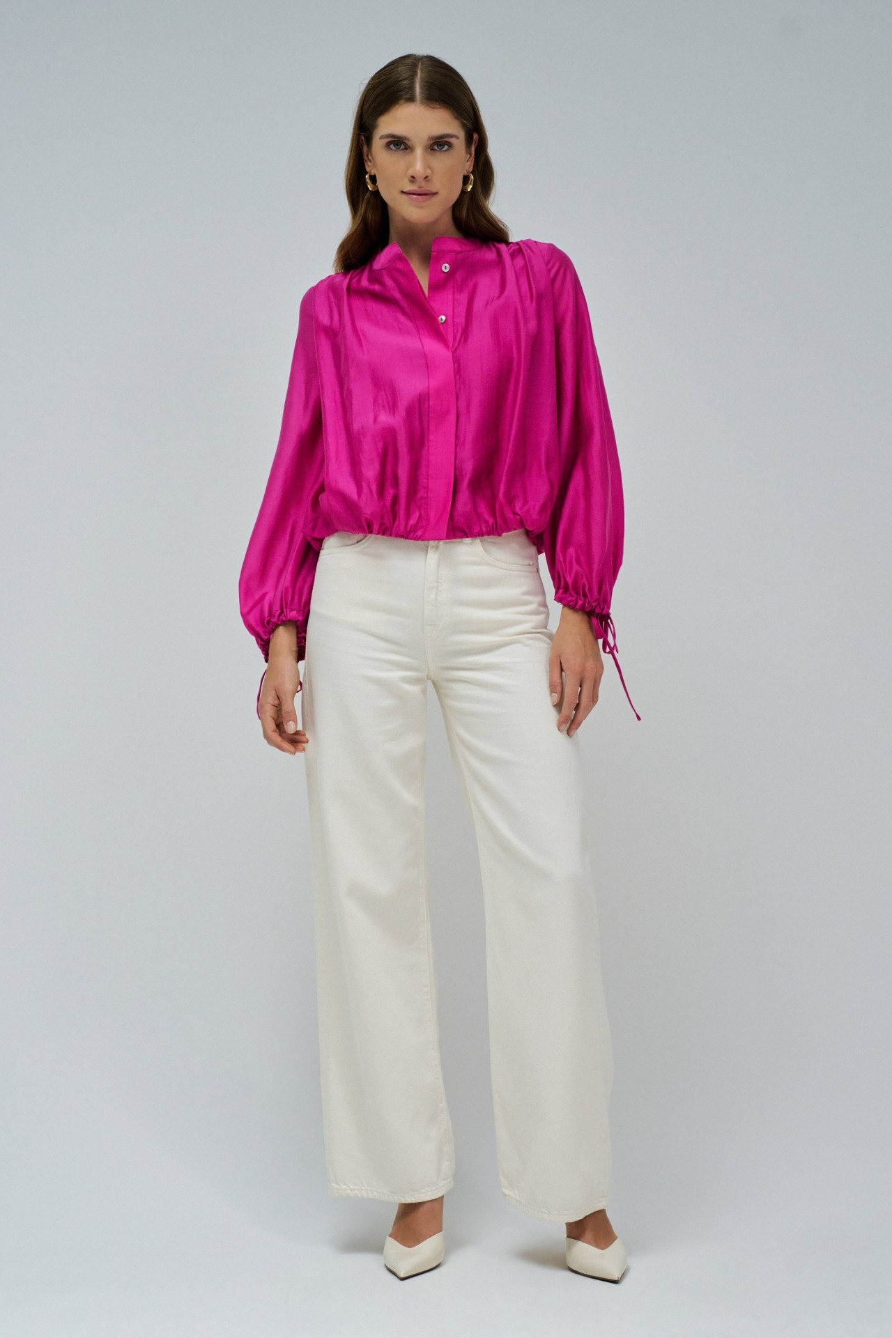 BLUSA CON MANGAS ABULLONADAS