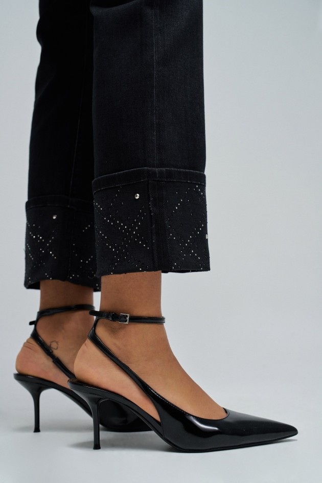 SECRET PUSH IN STRAIGHT JEANS