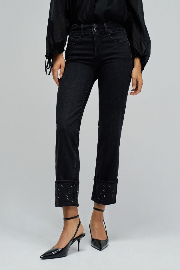 SECRET PUSH IN STRAIGHT JEANS