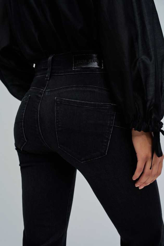 SECRET PUSH IN STRAIGHT JEANS