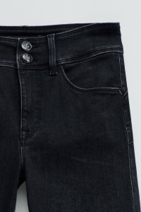 SECRET PUSH IN STRAIGHT JEANS