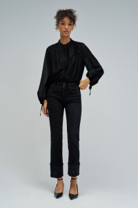 SECRET PUSH IN STRAIGHT JEANS