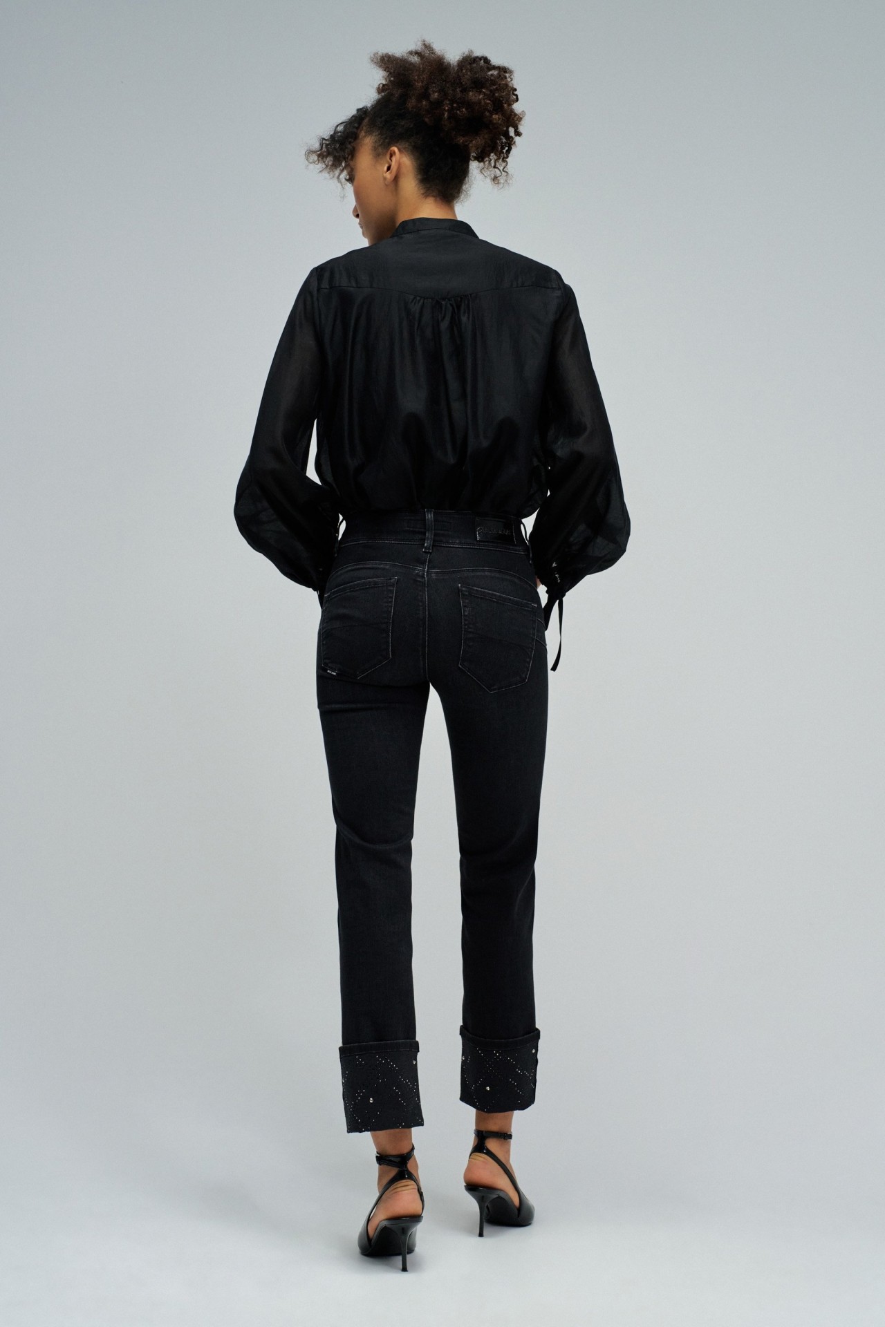 SECRET PUSH IN STRAIGHT JEANS