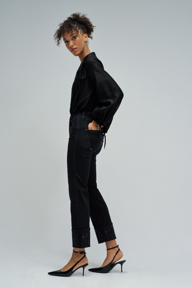 SECRET PUSH IN STRAIGHT JEANS