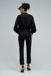 SECRET PUSH IN STRAIGHT JEANS