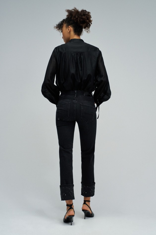 SECRET PUSH IN STRAIGHT JEANS