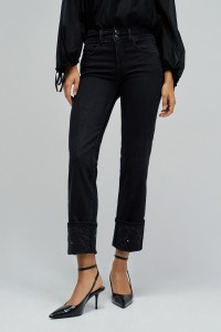 SECRET PUSH IN STRAIGHT JEANS