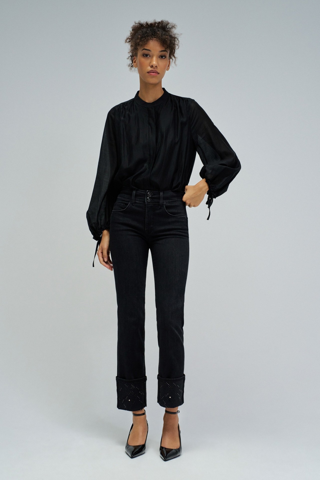 SECRET PUSH IN STRAIGHT JEANS