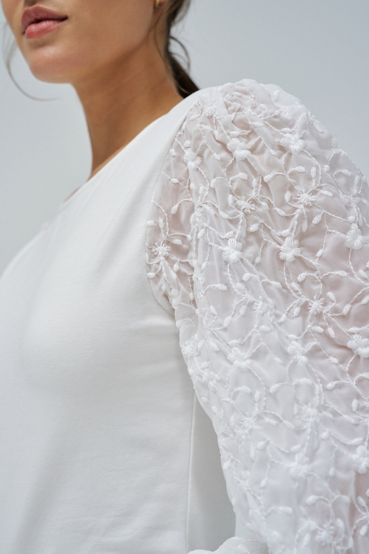 SWEATER WITH SLEEVES IN ENGLISH EMBROIDERY