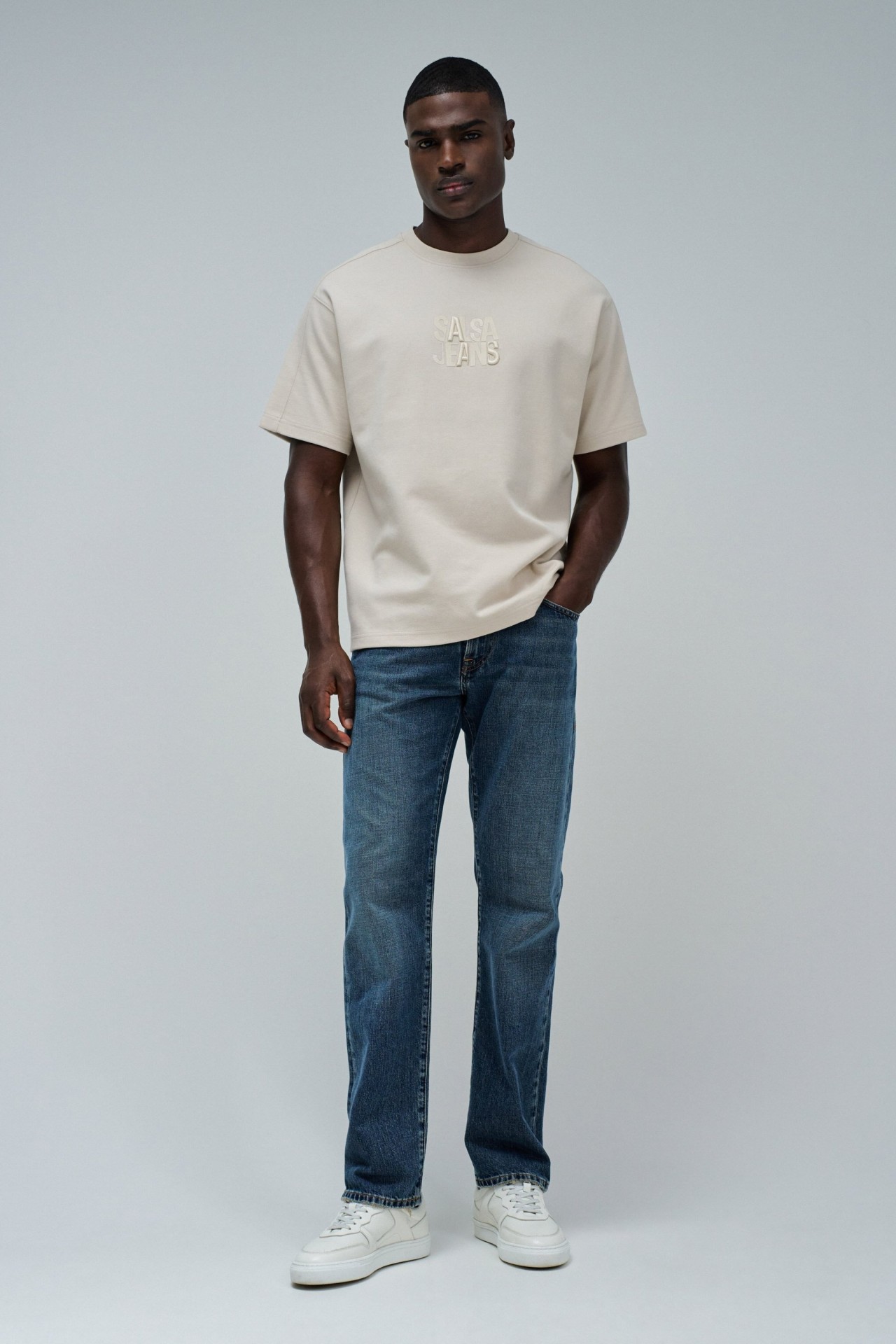 T-SHIRT MIT BRANDING