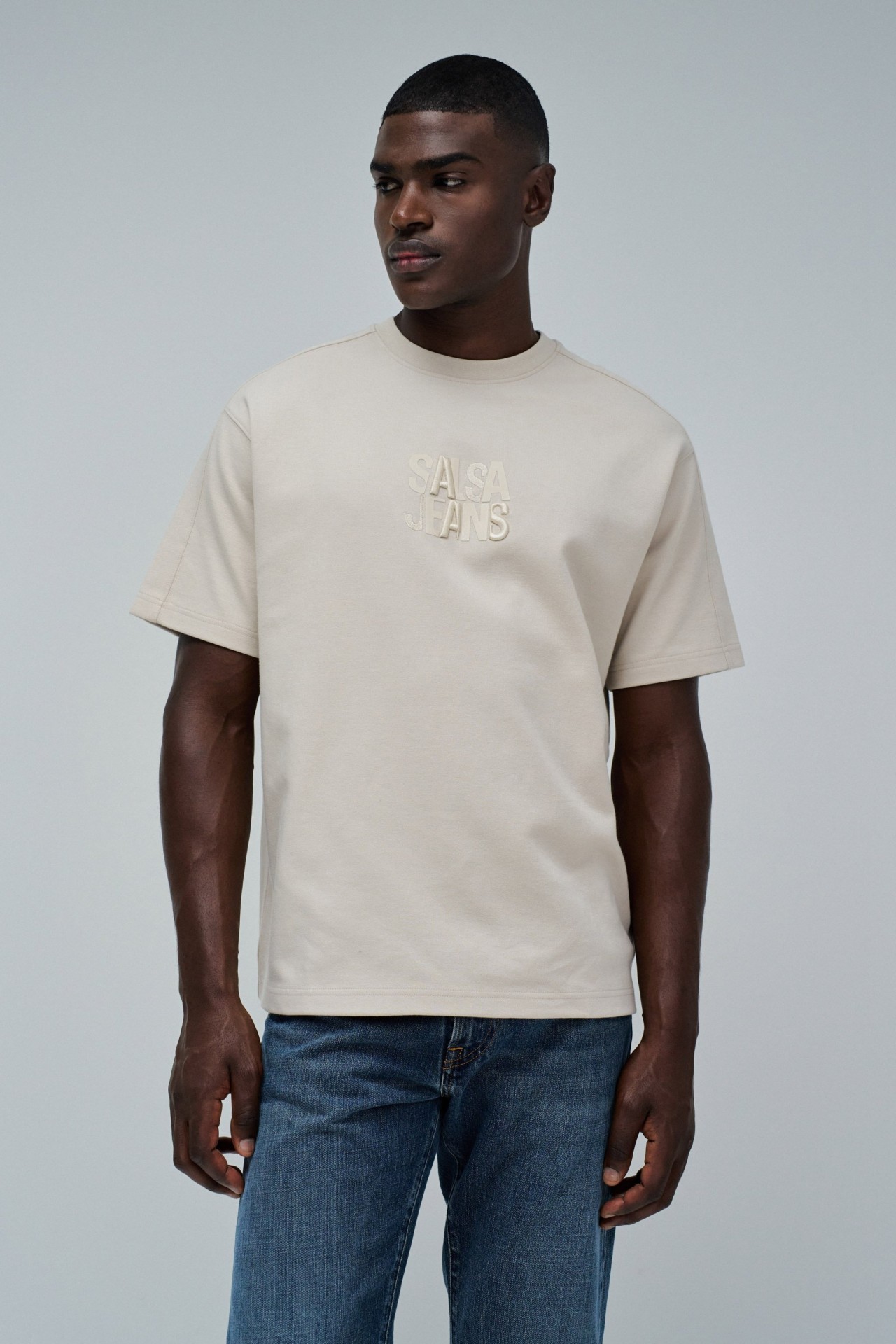 T-SHIRT MIT BRANDING