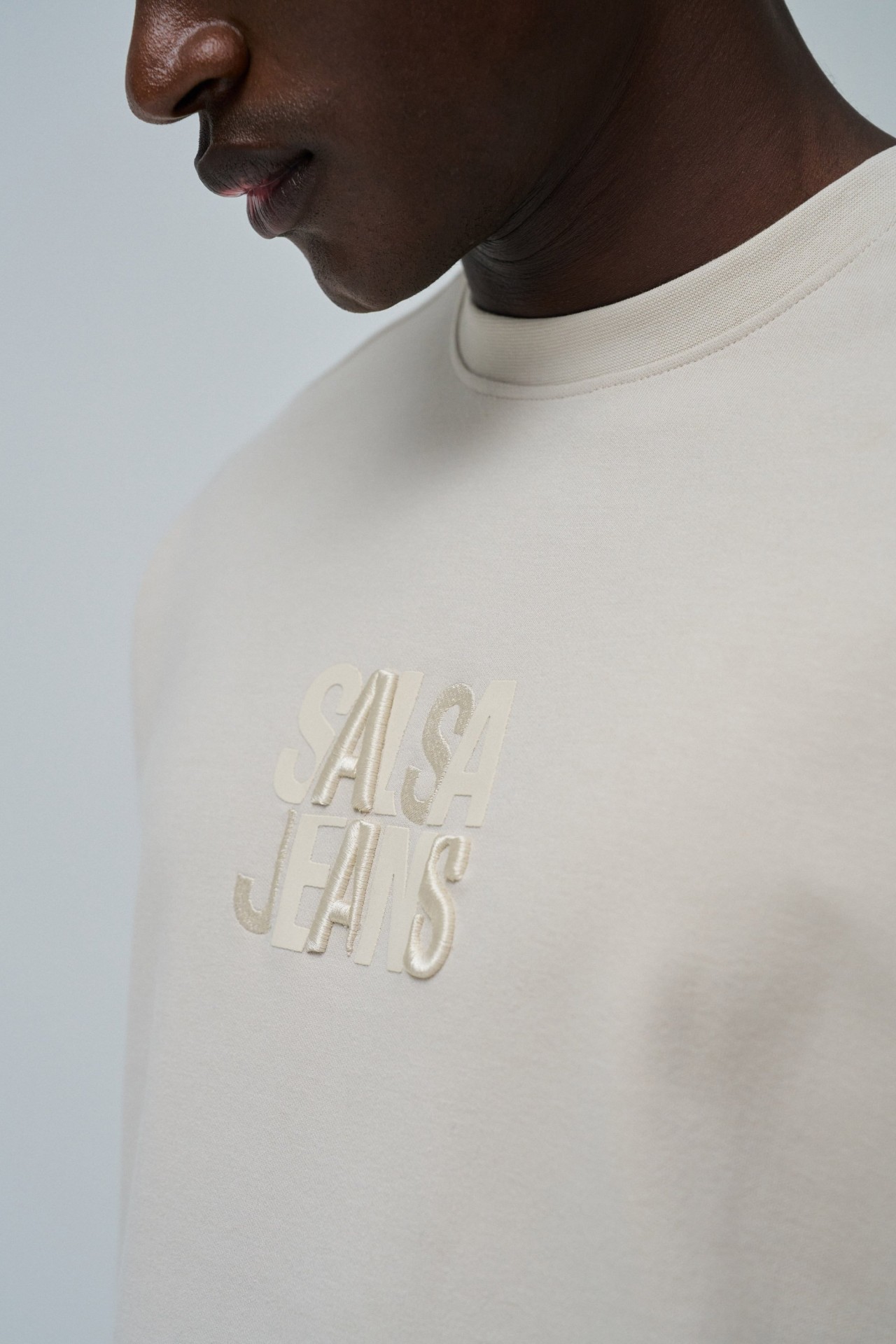 T-SHIRT MIT BRANDING