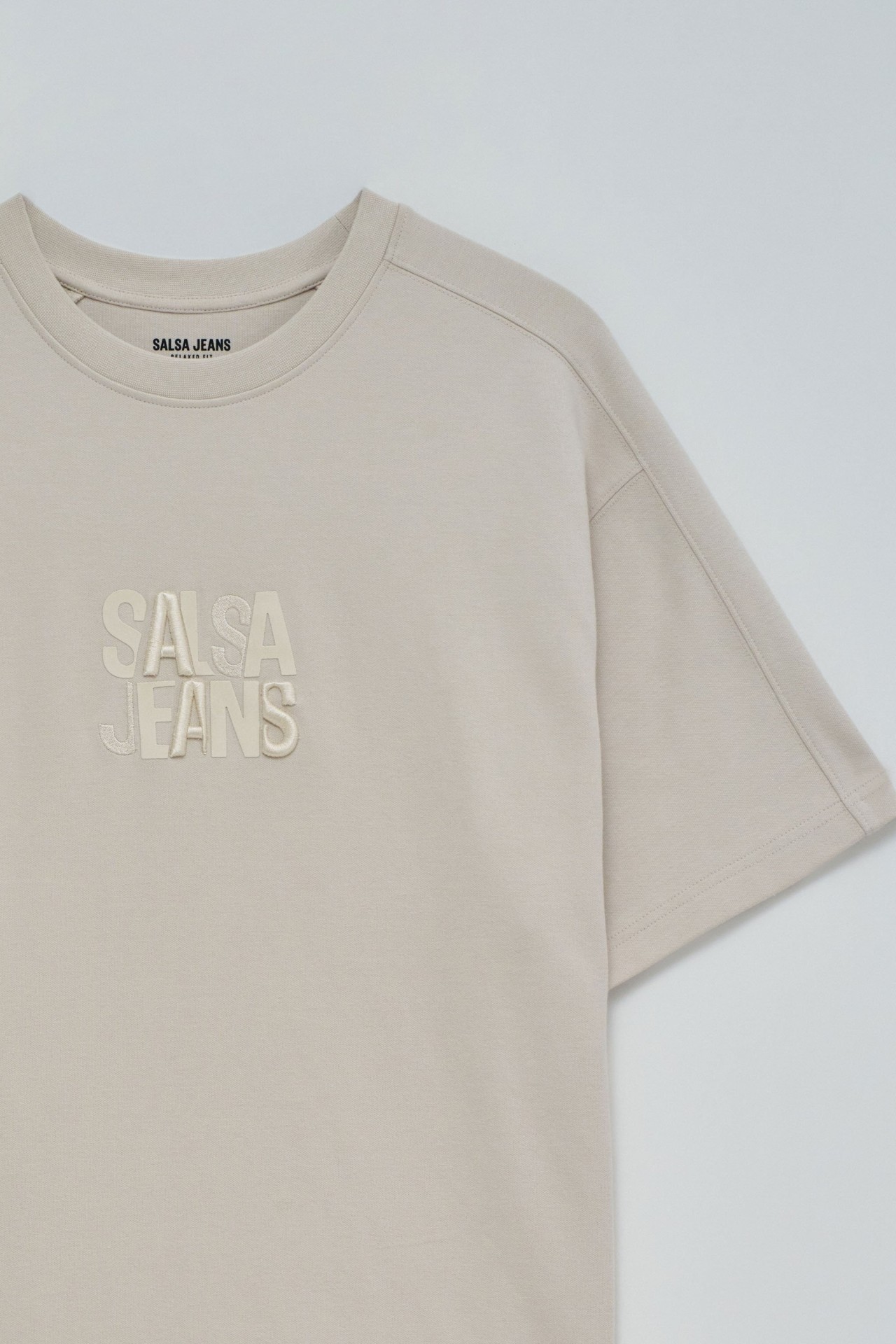 T-SHIRT MIT BRANDING