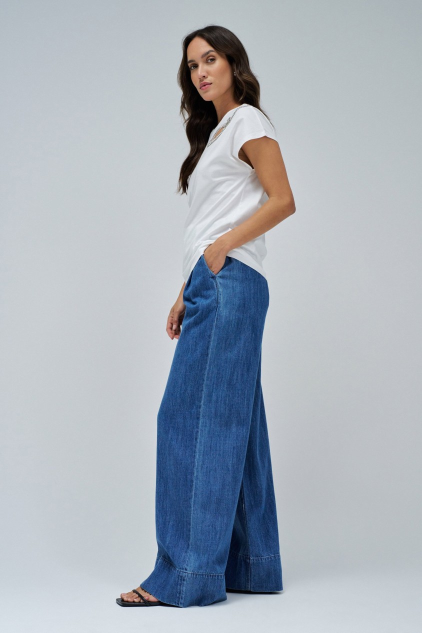 T-SHIRT COM RECORTE NO PEITO