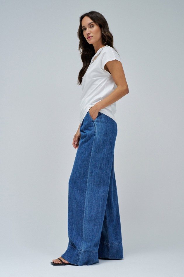 T-SHIRT COM RECORTE NO PEITO