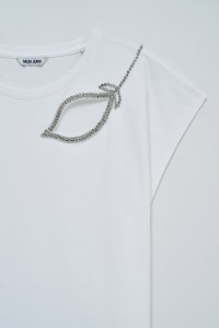 T-SHIRT COM RECORTE NO PEITO