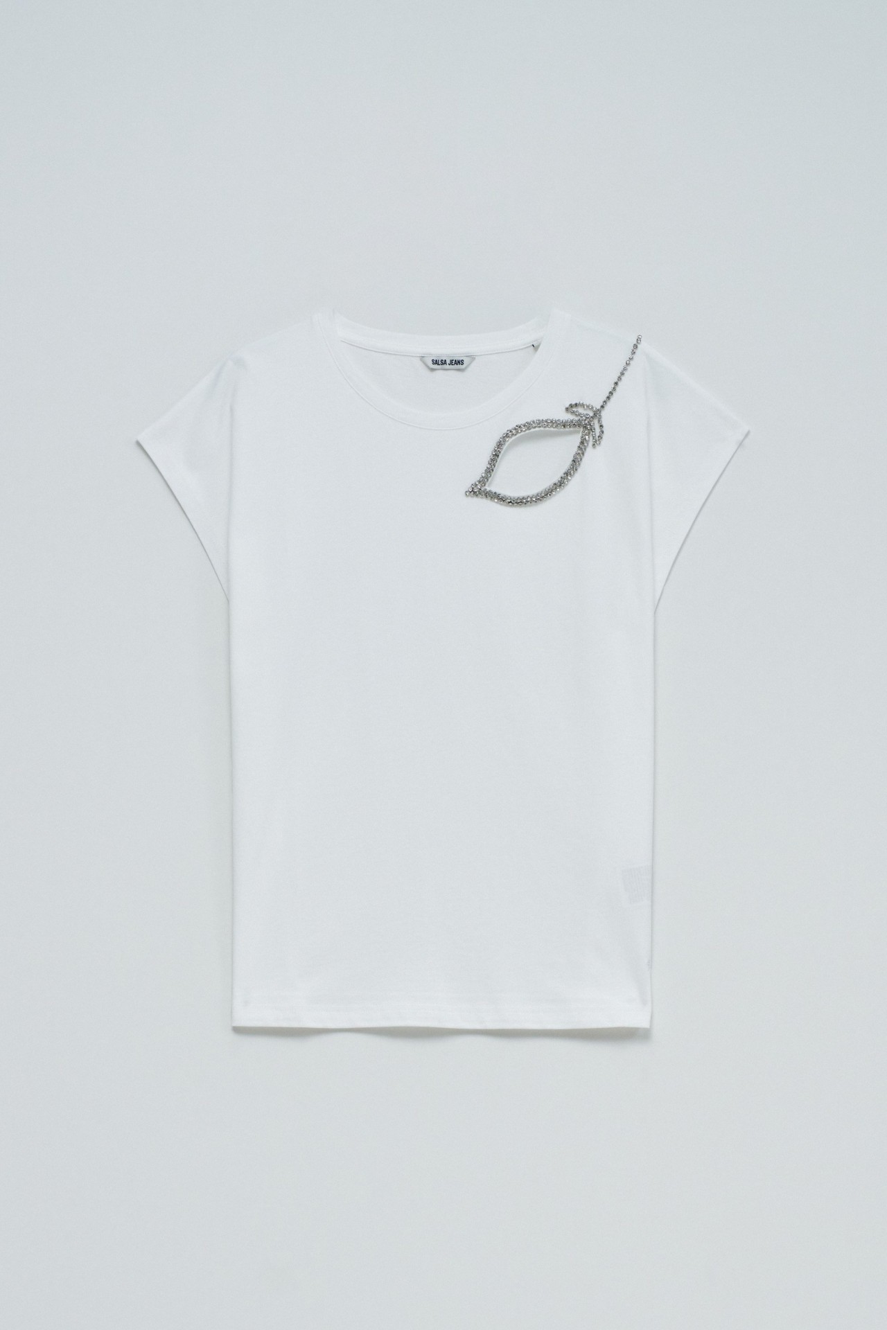 T-SHIRT COM RECORTE NO PEITO