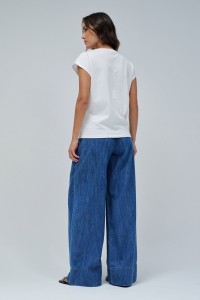 T-SHIRT COM RECORTE NO PEITO