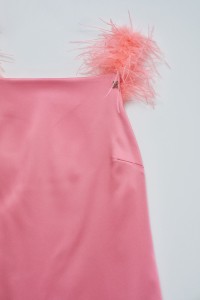 ROBE EN SATIN AVEC DES PLUMES