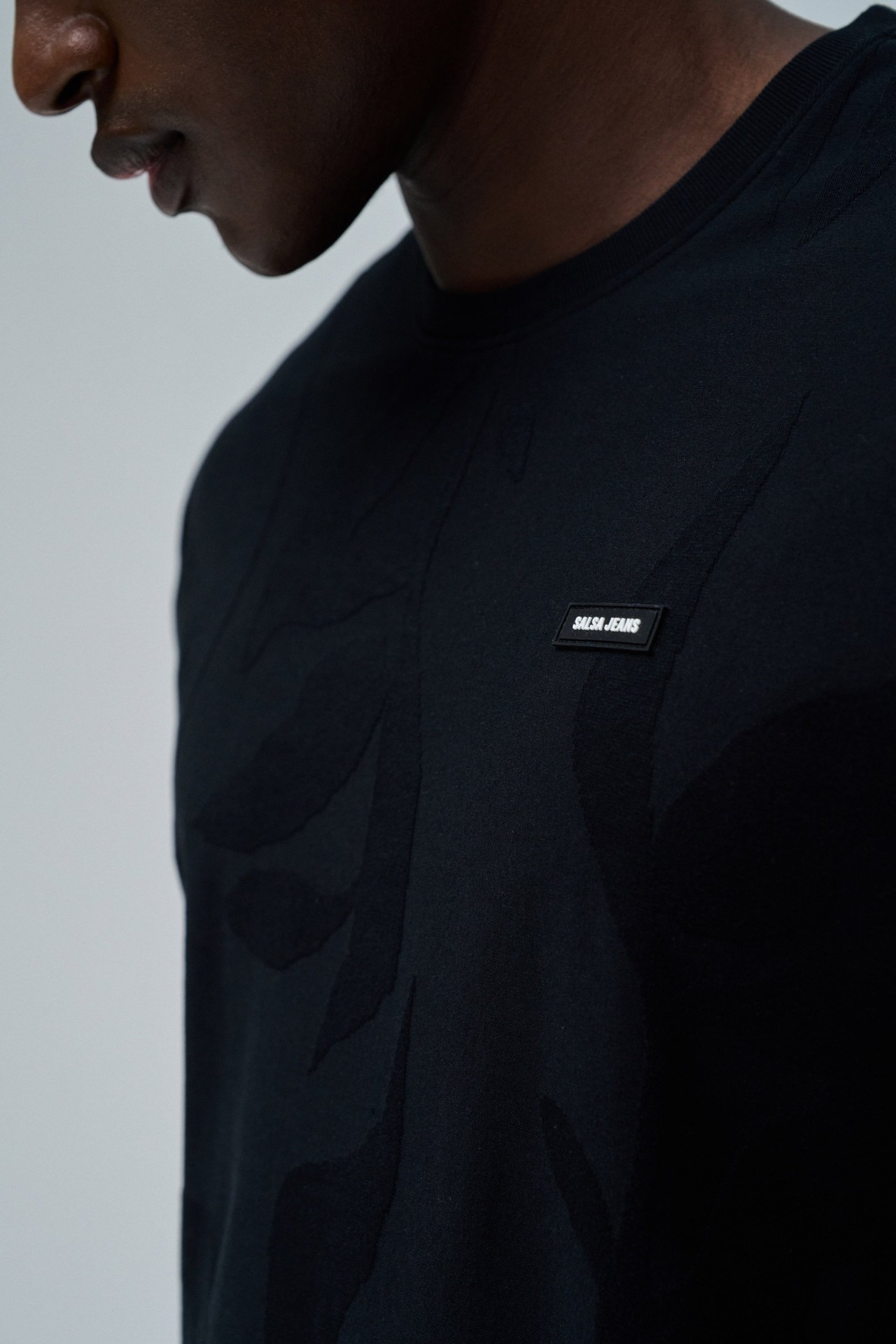 T-SHIRT JACQUARD MIT BRANDING