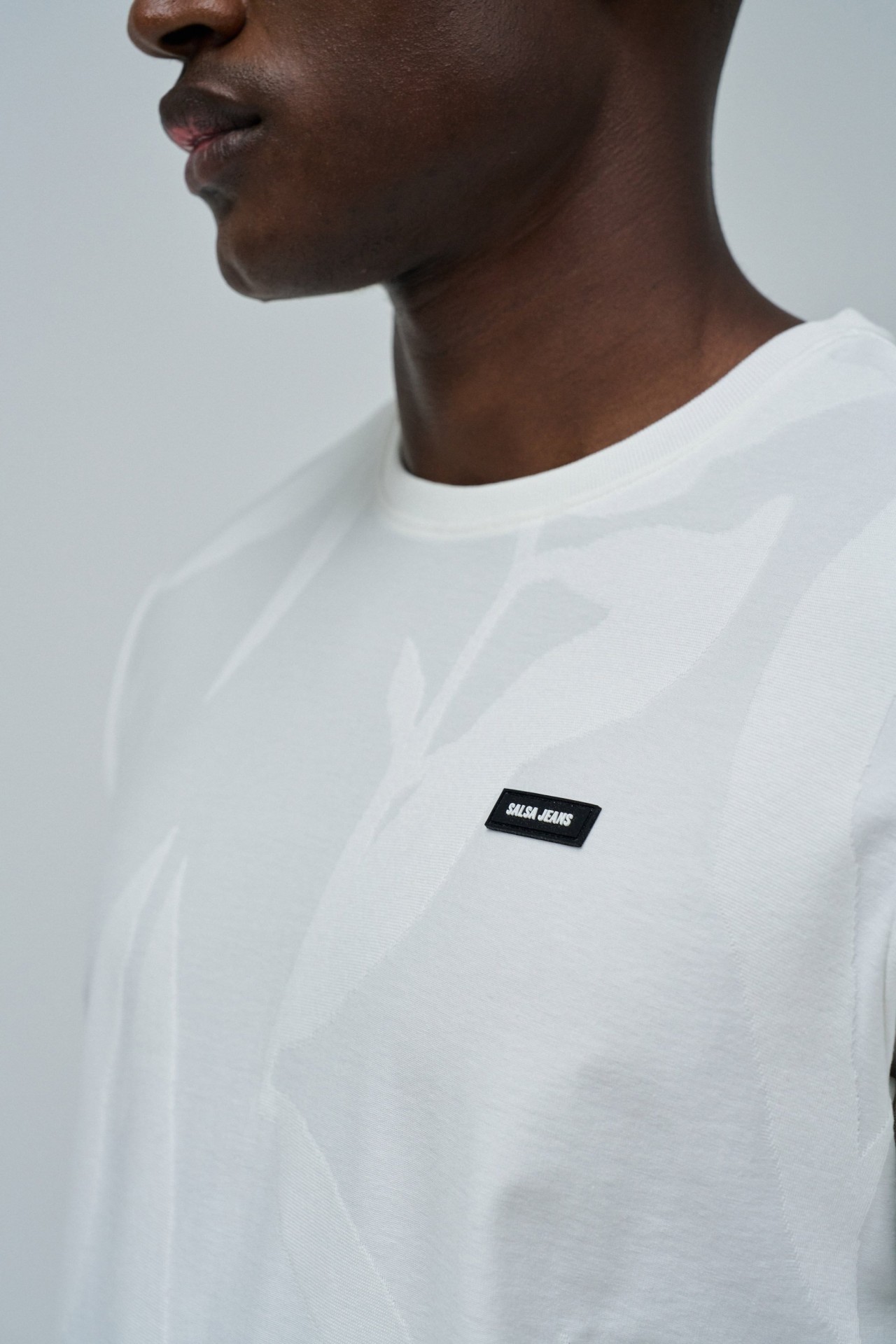 T-SHIRT JACQUARD MIT BRANDING