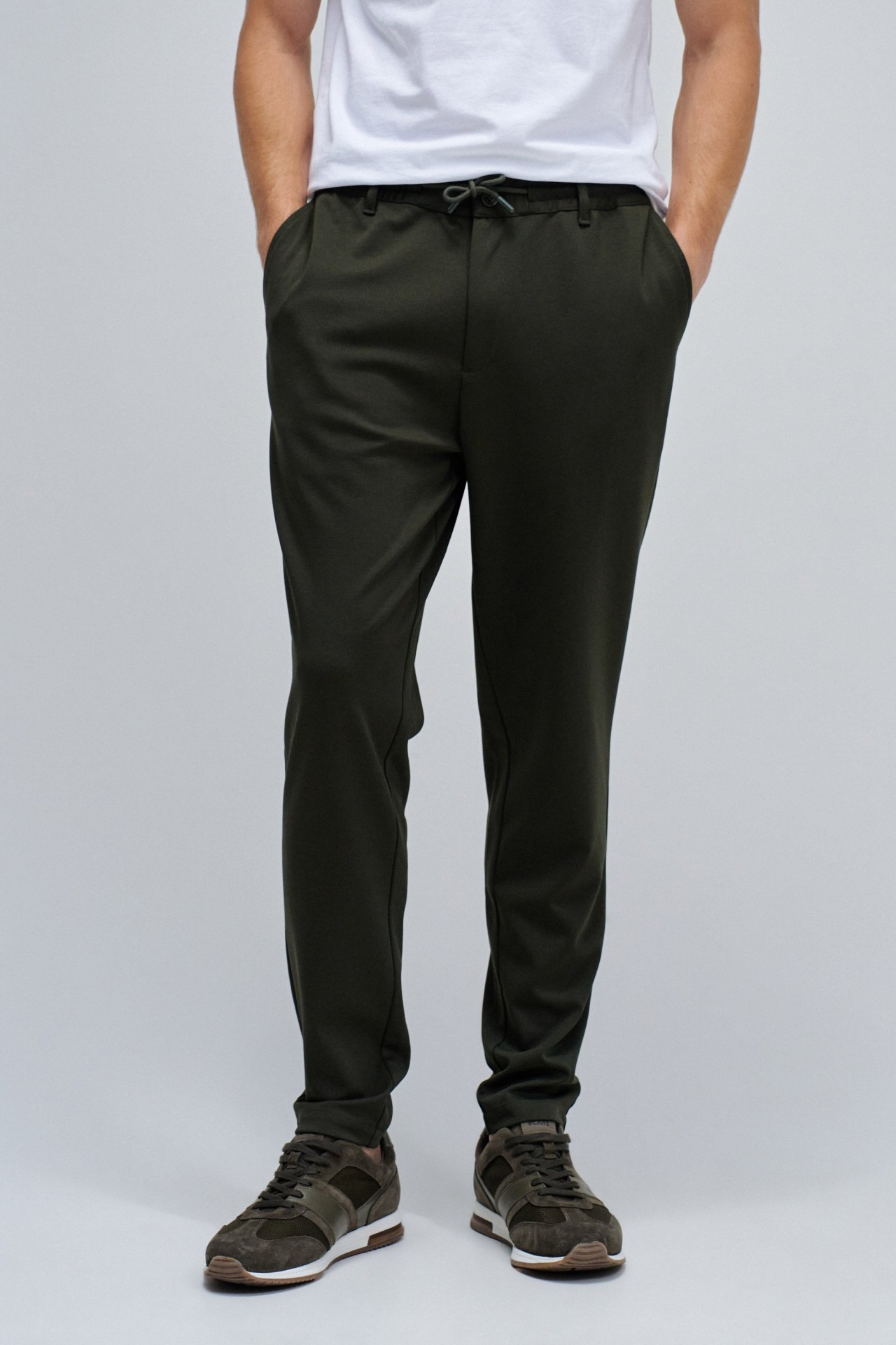 CALAS JOGGERS SLIM FIT EM TECIDO